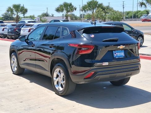 Used 2025 Chevrolet Trax LS w/ LS Convenience Package FWD image 4