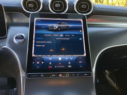 Used 2024 Mercedes-Benz GLC 300 4MATIC image 25