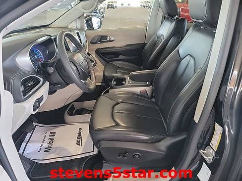 Used 2023 Chrysler Pacifica Touring-L FWD image 2