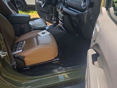 Used 2023 Jeep Wrangler Unlimited Sahara w/ Cold Weather Group AWD/4WD image 4