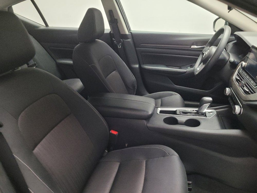 Used 2025 Nissan Altima 2.5 SV FWD image 21