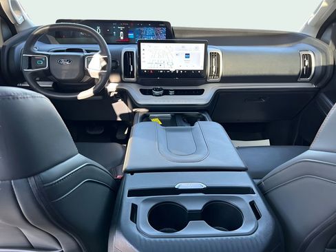 Used 2025 Ford Expedition Active image 13