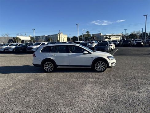 Used 2018 Volkswagen Golf Alltrack SEL image 4