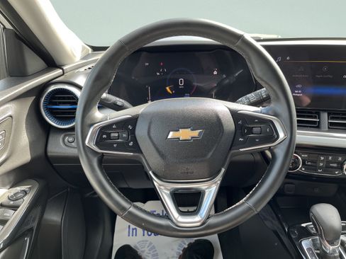 Used 2025 Chevrolet Trax LT w/ LT Convenience Package FWD image 18