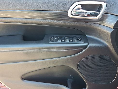 Used 2019 Jeep Grand Cherokee Altitude AWD/4WD image 16