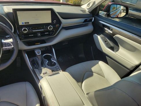 Used 2023 Toyota Highlander Limited image 20