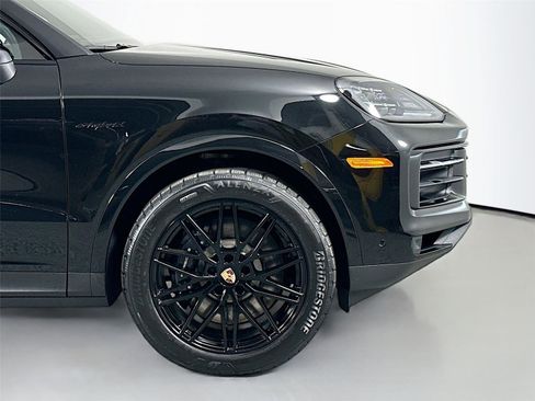 Certified 2025 Porsche Cayenne E-Hybrid AWD/4WD image 14