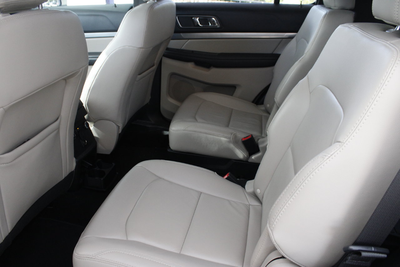 Used 2018 Ford Explorer XLT w/ Equipment Group 202A FWD image 19