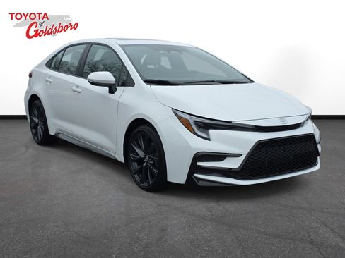 Used 2025 Toyota Corolla XSE image 3