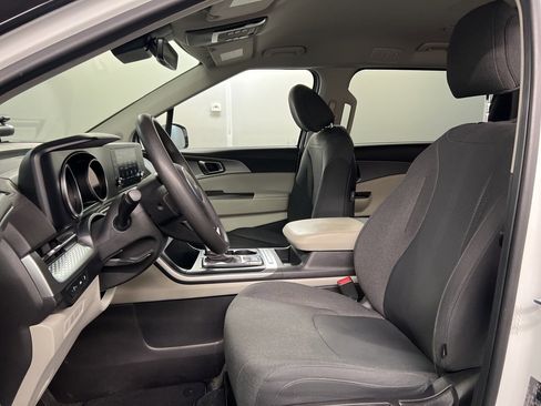 Used 2023 Kia Carnival LX image 24