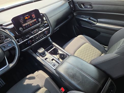 Used 2024 Nissan Pathfinder SV FWD image 14