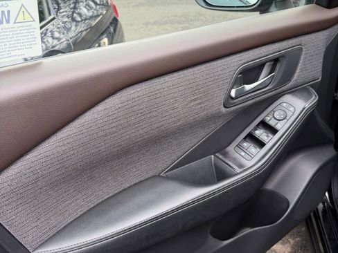 Used 2022 Nissan Rogue SV image 9