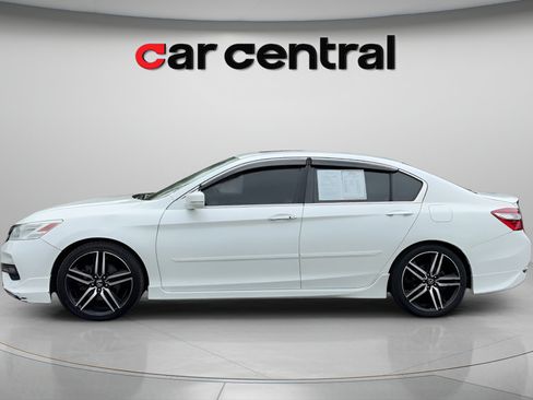 Used 2017 Honda Accord Touring image 2
