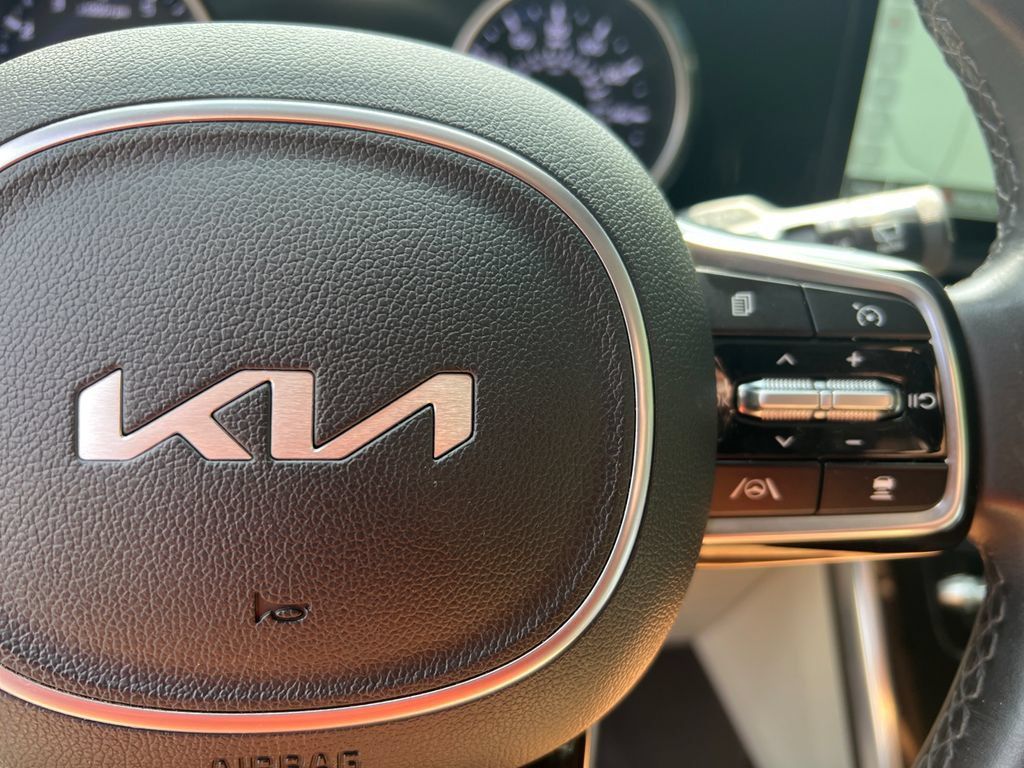 Used 2024 Kia Carnival EX FWD image 29