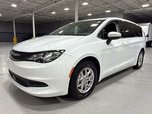 Used 2022 Chrysler Voyager LX image 16