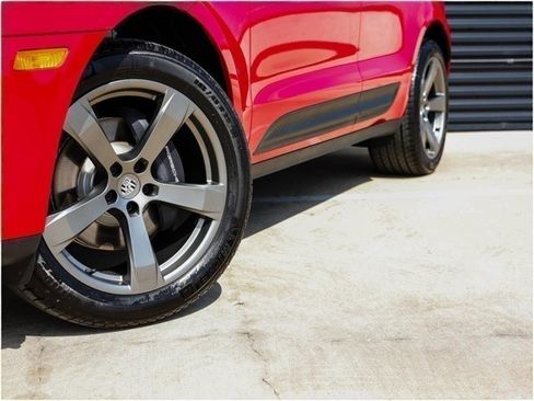 Certified 2025 Porsche Macan image 12