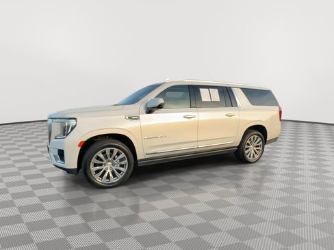 Used 2021 GMC Yukon XL Denali w/ Denali Premium Package image 5