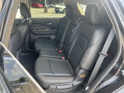 Used 2025 Nissan Pathfinder SL FWD image 14