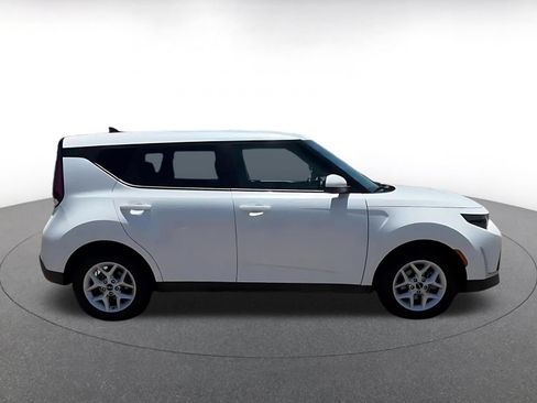Used 2025 Kia Soul LX w/ LX Technology Package FWD image 16