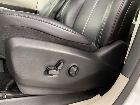 Used 2024 Chrysler Pacifica Touring-L image 17