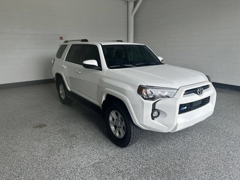 Used 2022 Toyota 4Runner SR5 AWD/4WD image 4