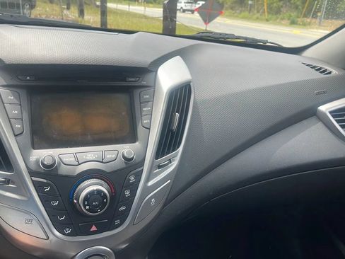 Used 2016 Hyundai Veloster FWD image 20