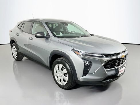 Used 2024 Chevrolet Trax LS w/ Driver Confidence Package FWD image 4