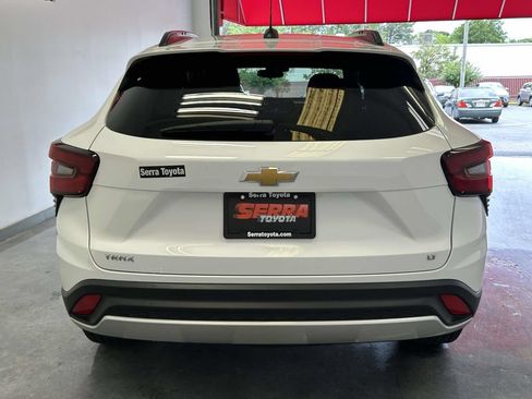 Used 2025 Chevrolet Trax LT w/ LT Convenience Package FWD image 4