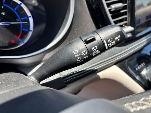 Used 2023 Chrysler Pacifica Touring-L FWD image 14