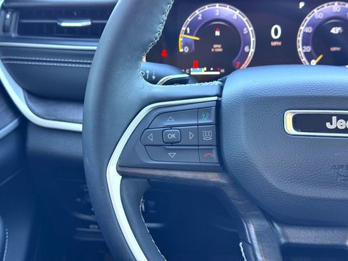 Used 2023 Jeep Grand Cherokee Limited w/ Black Appearance Package image 23