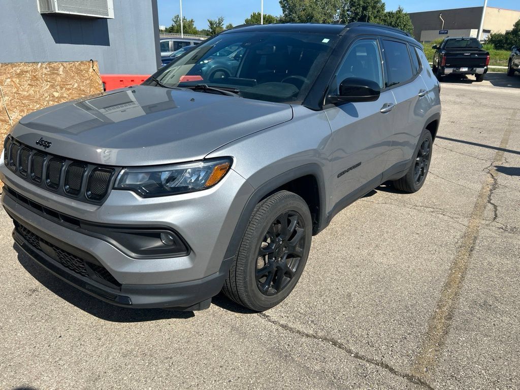 Used 2022 Jeep Compass Latitude w/ Convenience Group AWD/4WD image 3