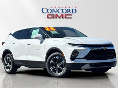 Used 2025 Chevrolet Blazer LT image 2