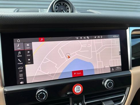 Certified 2025 Porsche Macan image 25