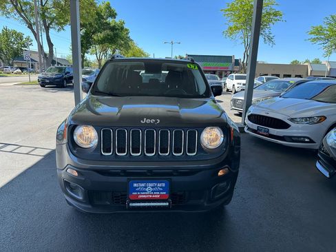 Used 2017 Jeep Renegade Latitude AWD/4WD image 2