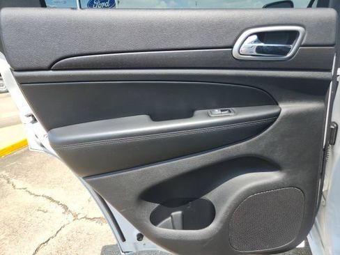 Used 2018 Jeep Grand Cherokee Altitude RWD image 26