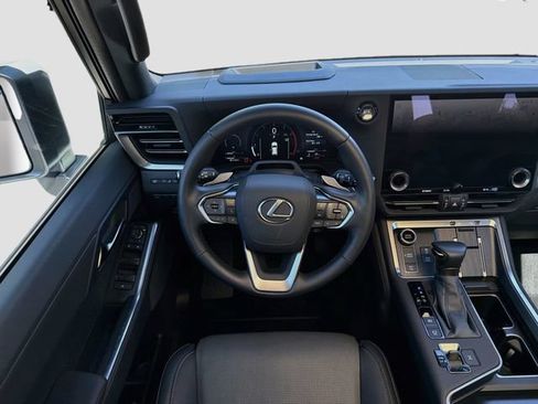 Used 2025 Lexus GX 550 w/ Accessory Package (Z1) AWD/4WD image 18