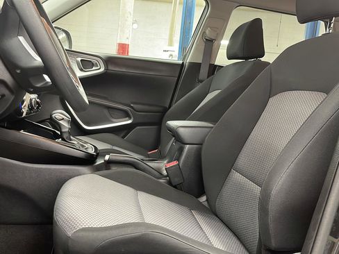 Used 2025 Kia Soul LX w/ LX Technology Package FWD image 9