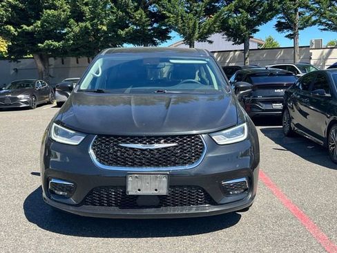 Used 2023 Chrysler Pacifica Touring-L FWD image 4