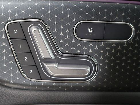 Used 2025 Mercedes-Benz GLB 250 4MATIC image 33