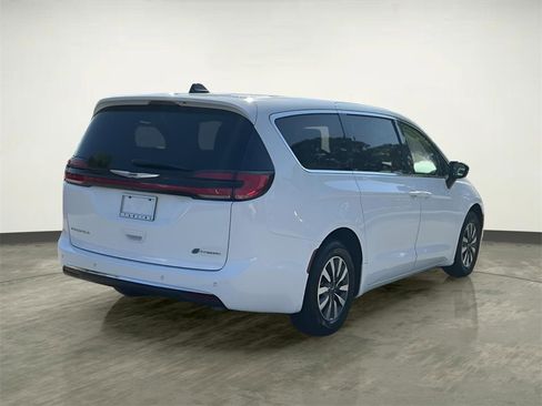 Used 2024 Chrysler Pacifica Select image 11