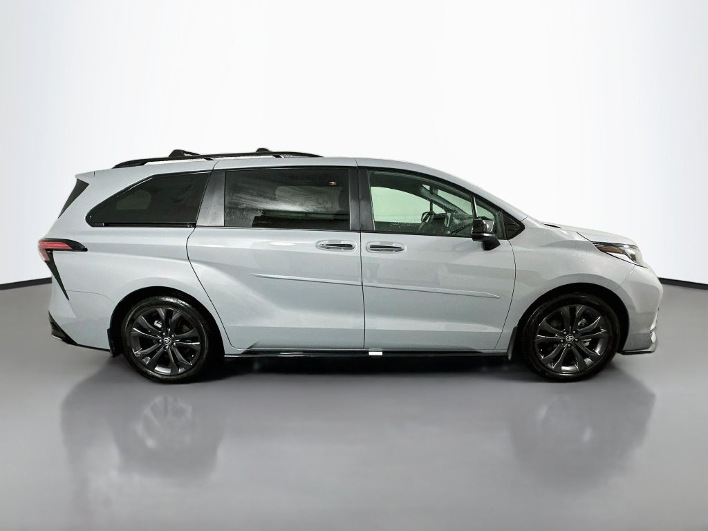 Used 2026 Toyota Sienna XSE FWD image 4