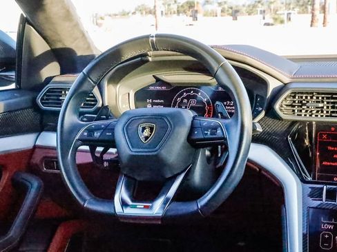 Used 2022 Lamborghini Urus image 16