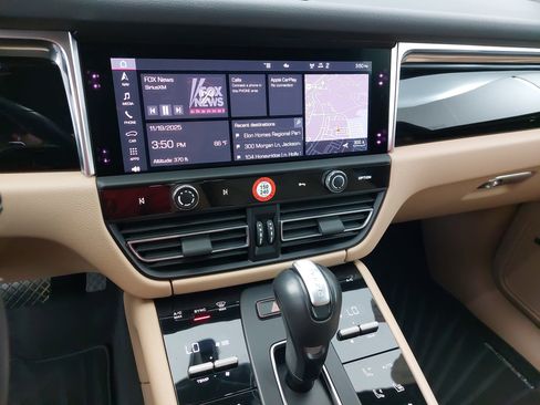 Used 2023 Porsche Macan Turbo image 22