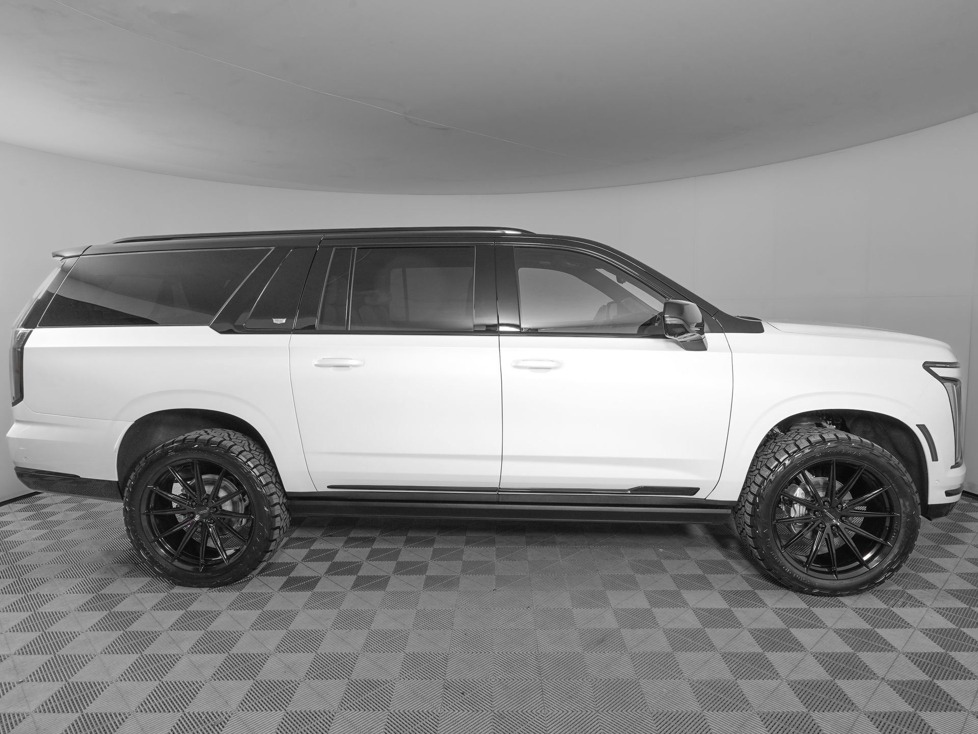 Used 2025 Cadillac Escalade ESV Sport Platinum AWD/4WD image 4