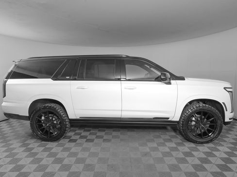 Used 2025 Cadillac Escalade ESV Sport Platinum AWD/4WD image 4