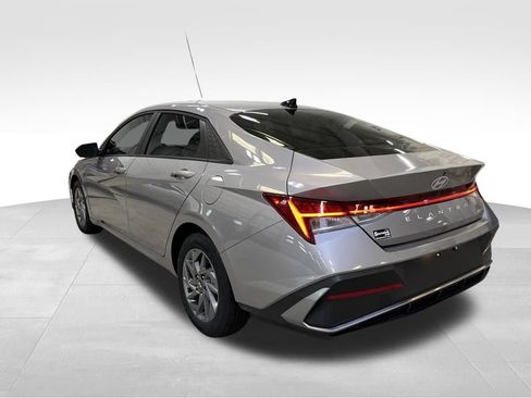 Used 2025 Hyundai Elantra Hybrid FWD image 3