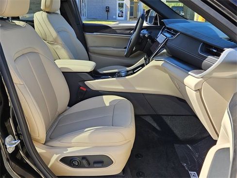 New 2025 Jeep Grand Cherokee Limited w/ Luxury Tech Group II image 17