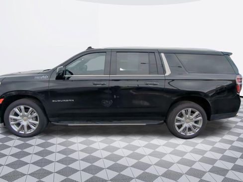Used 2023 Chevrolet Suburban High Country image 3