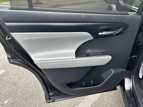 Used 2021 Toyota Highlander XLE image 23