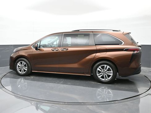 Used 2022 Toyota Sienna XLE image 5